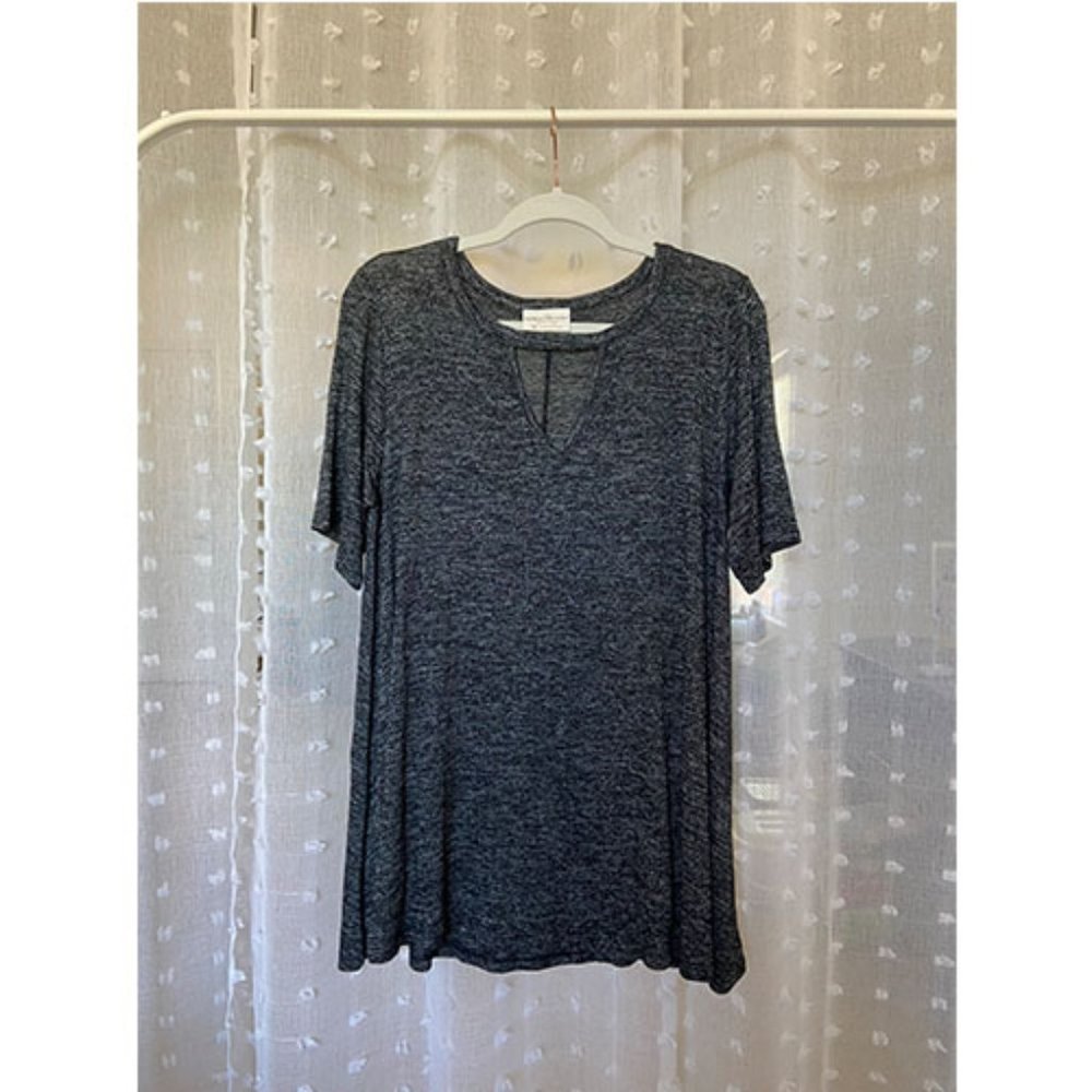 #9 Cozy charcoal key hole neck tee - curve size